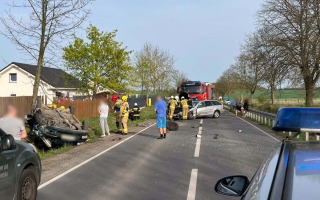 Czołówka mitsubishi i mercedesa. Jedno auto dachowało