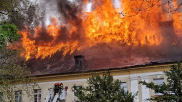 Straty po pożarze uczelni to nawet 150 mln zł? AJP utworzyła zbiórkę na 42 mln zł