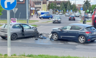 Doprowadził do wypadku i uciekł pieszo. Kierowca seata miał sądowy zakaz prowadzenia