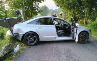 Zderzenie dwóch audi. Jedno auto wpadło do rowu