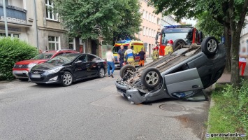 Dachowanie suzuki. Wcześniej zderzyło się z hyundaiem