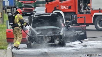 Pożar audi z instalacją LPG. Droga została zamknięta