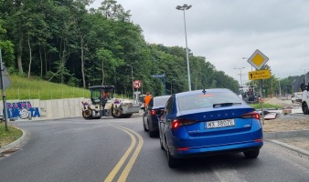 Paraliż na Słowiańskiej. Trwa układanie asfaltu, kierowcy się niecierpliwią