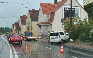 Zderzenie skody i dacii. Kierujący dacią uderzył w murek i słup