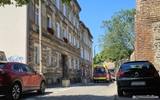 Nastolatka chciała skoczyć z dachu. Szczęśliwy finał akcji służb