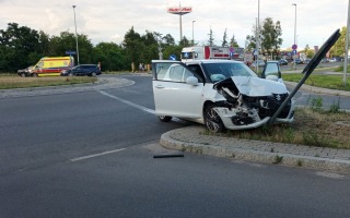 Zderzenie suzuki i nissana. Suzuki przejechało przez rondo uderzając w znak