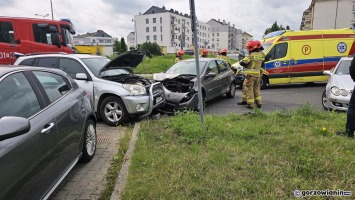 Zderzenie toyoty, renault i mercedesa. Dwie osoby ranne