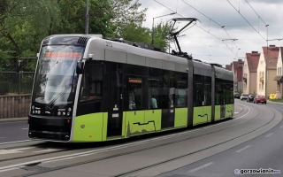 Pęknięta szyna na torowisku tramwajowym. Kursowanie tramwajów zostanie zawieszone