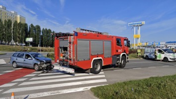 Opel zderzył się z nissanem. Bus przewrócił się na bok