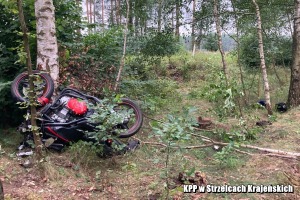 Uderzyli motocyklem w drzewo. 18-latek nie miał uprawnień