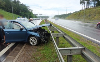 Kierujący skodą rozbił się o barierki na S3