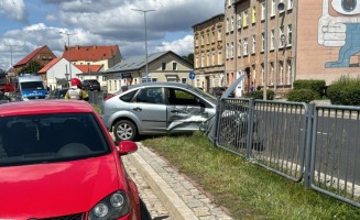 Wypadek w Gorzowie. Toyota dachowała, ford uderzył w barierki