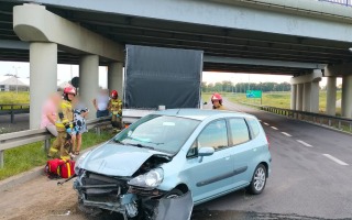 Zderzenie auta dostawczego i hondy. Samochody uderzyły w barierki