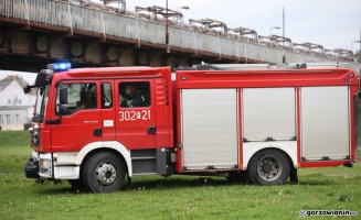 Pijany mężczyzna wspiął się na most kolejowy. Akcja służb trwała kilka godzin