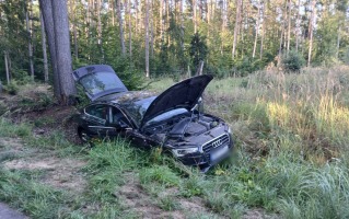 Kierujący audi wjechał do rowu. Pijany pasażer został, kierowca uciekł