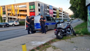 Wjechał motocyklem w opla. Mężczyzna porzucił jednoślad i uciekał wpław przez Wartę