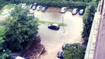 Pontonem do samochodu? Tak wygląda osiedlowy parking w Gorzowie