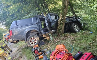 Kierujący nissanem uderzył w drzewo. W akcji śmigłowiec LPR