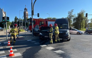 Zderzenie busa i mazdy. Wymuszenie na lewoskręcie