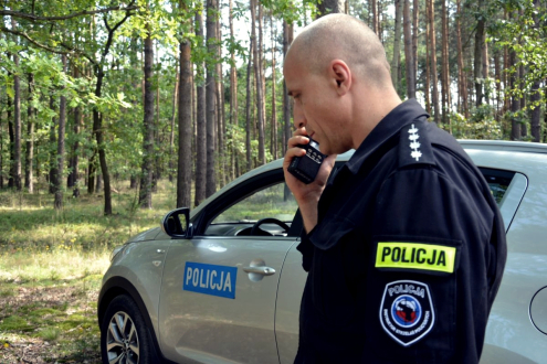 Policyjny pościg za pijanym kierowcą audi. Uciekł autem do lasu