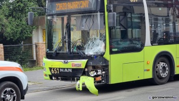 Kierujący mercedesem zderzył się z autobusem MZK