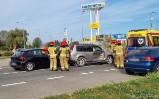 Wypadek na rondzie Górczyńskim. Seat zderzył się z nissanem