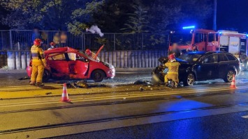 Hyundai roztrzaskał się o skodę. Jedna osoba jest nieprzytomna