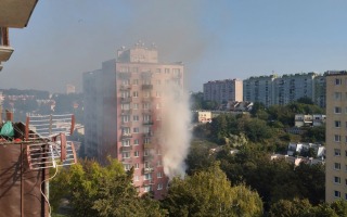 Pożar mieszkania w bloku. Widać było słup dymu