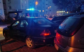 Pijana kierująca mercedesem rozbiła auta na osiedlu. Miała prawie 3 promile