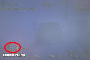 Pędził BMW w gęstej mgle 131 km/h przez miejscowość