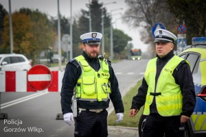 Policjanci zamknęli wjazd w Żwirową