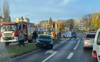 Zderzenie toyoty i peugeota. Kto wjechał na czerwonym świetle?