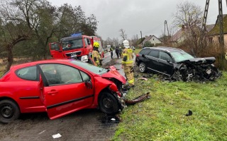 Czołówka peugeota i citroena. Jedna osoba została ciężko ranna