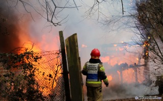 Altana z samochodem płonęła jak pochodnia. Było widać słup czarnego dymu