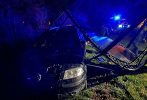 Kierujący volkswagenem wjechał w płot, a jazdę zakończył na trampolinie