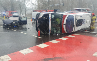 Wypadek w Gorzowie. Karetka z pacjentką przewróciła się na bok