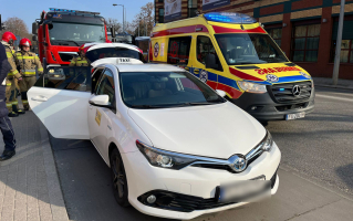 Uderzył w taksówkę i odjechał. Poszkodowana pasażerka 