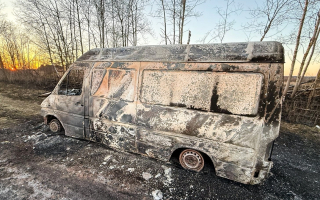 Ukradli busa firmy kurierskiej. Podpalili i porzucili w lesie