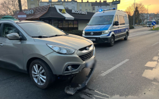Pijany kierowca hyundaia uderzył w barierki. Świadek zabrał kluczyki i wezwał policję