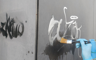 Nowa elewacja Przemysłówki pobazgrana. Monitoring nie pomógł