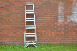 Drabiny składane, przegubowe czy teleskopowe – która konstrukcja sprawdzi się najlepiej?