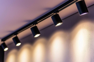 Listwy oświetleniowe na suficie? Modne i praktyczne rozwiązanie