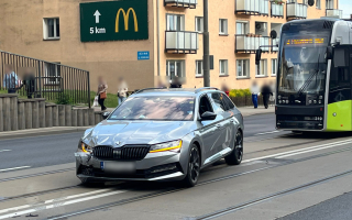 Zderzenie BMW i skody. Ruch tramwajów wstrzymany