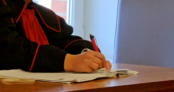 Podrobione pieczątki, sportowe licencje i prokuratorskie zarzuty. Dwaj adwokaci staną przed sądem w Gorzowie