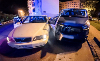 Policyjny pościg za pijanym kierowcą volvo. Rozbił kilka aut i uderzył w radiowóz