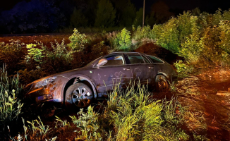 Pijany kierowca skody wjechał do rowu. Nie miał uprawnień