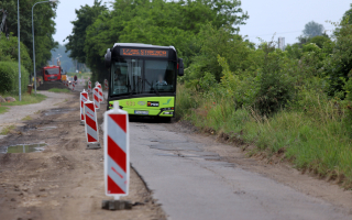 Autobus, który nie mieści się na drodze. Prezes MZK: „Jedziemy poboczem”