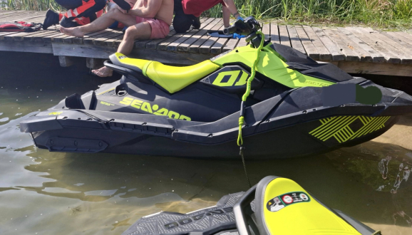 Zderzenie skuterów wodnych na jeziorze Lubniewsko. Jeden z mężczyzn złamał nogę