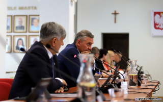 Radni PiS zaskarżyli uchwałę o honorowym obywatelstwie dla Komarnickiego. Chcą jej unieważnienia