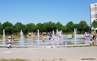 Pozwalasz dziecku wejść do fontanny? Sanepid mówi: nie rób tego